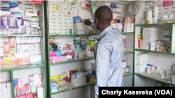 Un vendeur dans une pharmacie à Goma, Nord-Kivu, RDC, 27 octobre 2017. (VOA/Charly Kasereka)