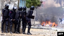 La police sénégalaise affronte les étudiants lors des manifestations à l'Université Cheikh Anta Diop de Dakar, le 16 mai 2018.