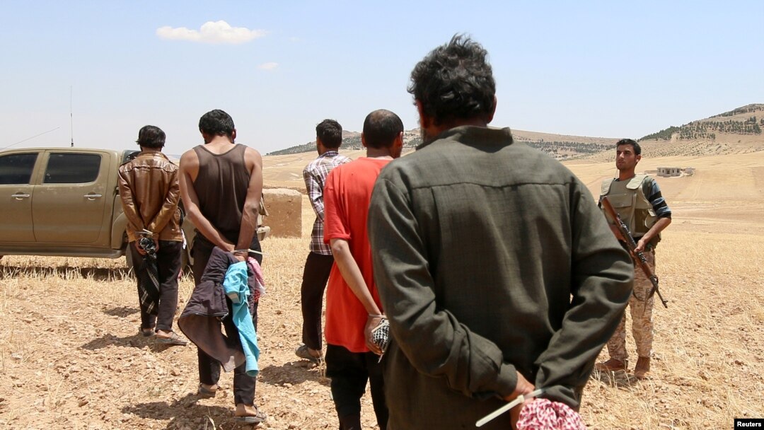 Abarwanyi ba ISIS batwawe nk'imbohe mu bumanuko bwa Manbij, muri Aleppo muri Siriya, Itariki 31/05/2016. 