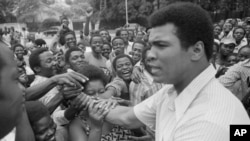 Mohamed Ali salue ses fans au centre-ville de Kinshasa, au Zaïre (actuellement DRC), 17 septembre 1974. 