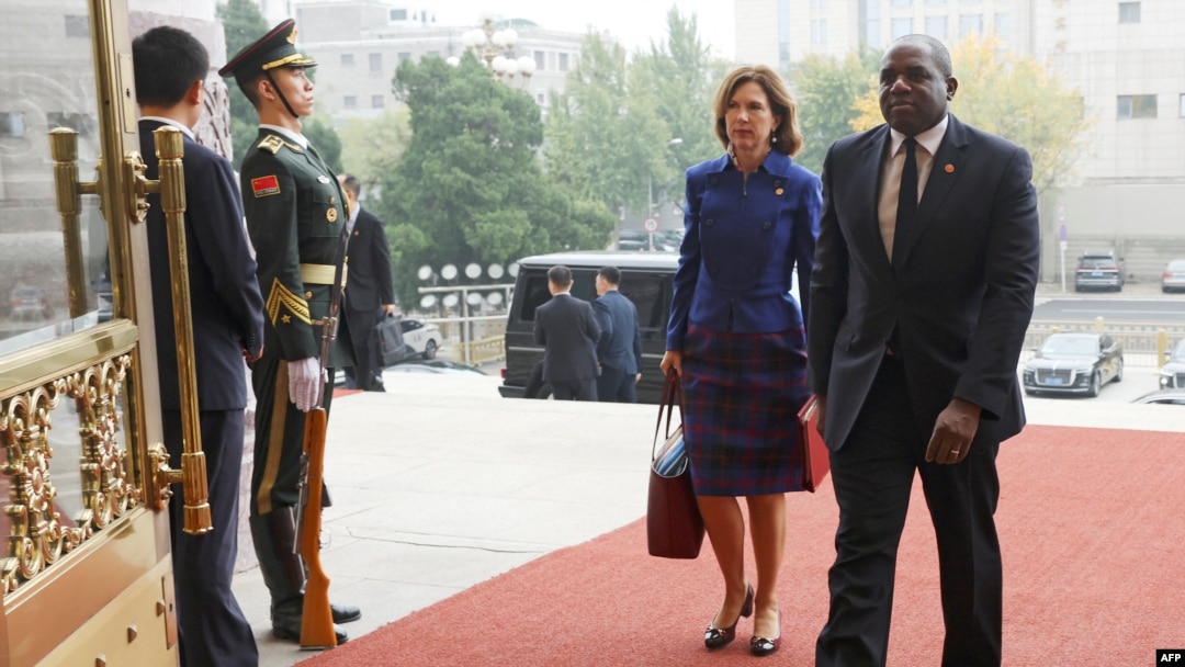 2024年10月18日，英國外相林德偉(右)和英國駐華大使吳若蘭(Caroline Wilson )來到北京人民大會堂。 （法新社）