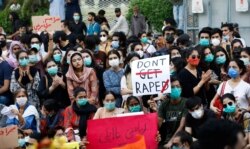 Masyarakat membawa spanduk menentang pemerkosaan dan mengutuk kekerasan terhadap perempuan dan anak perempuan, di Karachi, Pakistan, 12 September 2020. (Foto: Reuters)