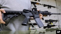 Un rifle de asalto AR-15. Ante la posibilidad de prohibirlos, la ampliación de revisión de antecedentes ayudaría mucho.