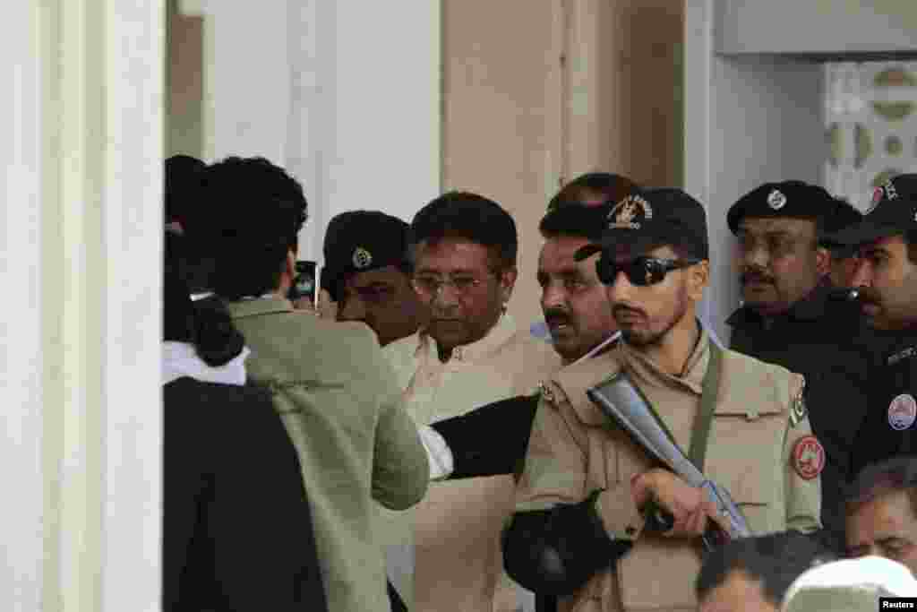 سابق صدر پرویز مشرف کے خلاف 2013 میں راولپنڈی کورٹ میں مقدمے کی سماعت ہوئی۔ یہ مقدمہ سابق پاکستانی وزیرِ اعظم بے نظیر بھٹو کو مناسب سیکیورٹی فراہم نہ کیے جانے کے خلاف دائر کیا گیا تھا۔ پرویز مشرف سماعت کے بعد عدالت سے باہر آتے ہوئے۔&nbsp;&nbsp;