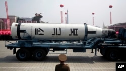 Un missile sous-marin transporté sur une rampe de lancement lors du défilé de commémoration du 105e anniversaire de Kim Il Sung à Pyongyang, Corée du Nord, 15 avril 2017.