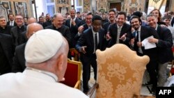 Papa sa komičarima, među kojima su i Kris Rok, Džimi Falon, u Vatikanu (Foto: Handout / VATICAN MEDIA / AFP) / RESTRICTED TO EDITORIAL