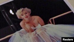 "Ballerina Sitting" là một trong những sưu tập ảnh hiếm hoi về Marilyn Monroe được thực hiện bởi Milton H. Greene.