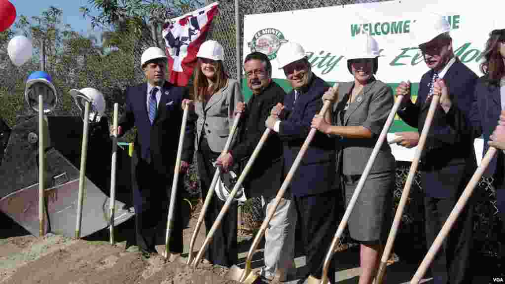 40套退伍军人公寓工程的第一铲就此开始(美国之音 国符拍摄)