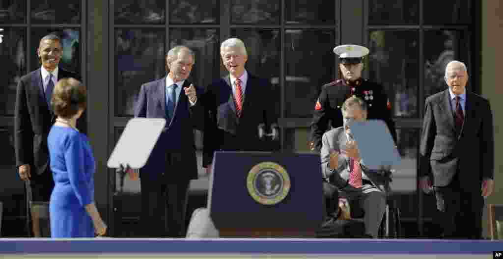 Le pr&eacute;sident Barack Obama et les anciens pr&eacute;sidents George W. Bush, Bill Clinton, George HW Bush et Jimmy Carter au George W. Bush Presidential Center, &agrave; Dallas, Texas, le 25 avril 2013. 