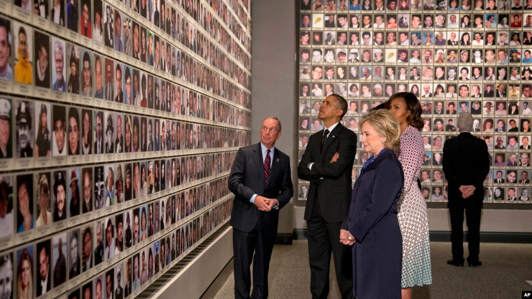 Tổng thống Obama và Ðệ nhất Phu nhân Michelle Obama cùng với cựu Ngoại trưởng Mỹ Hillary Rodham Clinton và cựu Tổng thống Bill Clinton tham quan Viện bảo tàng 9/11 với cựu Thị trưởng New York Michael Bloomberg, ngày 15/5/2014.
