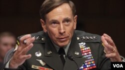 Petraeus, de 58 años, asumió el comando de las fuerzas de EE.UU. y de la OTAN en Afganistán en julio del año pasado.