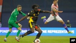 Pemain Belgia, Romelu Lukaku (tengah) mencetak gol pertama melawan Kroasia dalam Babak Kualifikasi Pialal Dunia Grup A, di Zagreb (11/10/2013).