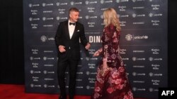 Pelatih sementara Manchester United, Ole Gunnar Solskjaer (kiri), dan istrinya, Silje Solskjaer, saat tiba untuk acara "United for UNICEF Gala Dinner" di Old Trafford, Manchester, Inggris, 22 Januari 2019.