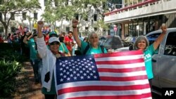 Manifestantes marchan frente a la corte federal en Nueva Orleans, el 22 de septiembre de 2017, para protestar contra las leyes de inmigración.