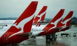 Pesawat komersial milik maskapai penerbangan Australia, Qantas, di landasan bandara Melbourne International di Melbourne, Australia, 6 November 2018. (REUTERS/Phil Noble/File Photo)