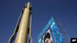 Un missile Ghadr-F a cote d'un portrait du Guide suprême iranien, l'Ayatollah Ali Khamenei, Téhéran, le 25 septembre 2016