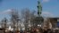 Люди збираються біля пам'ятника Олександру Пушкіну у Москві, 26 березня 2017 року.