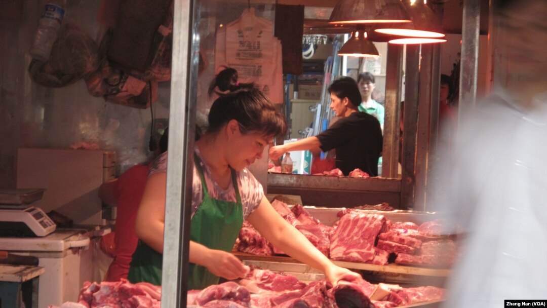 中国的一个卖肉的店铺（资料照片）(美国之音张楠拍摄) 