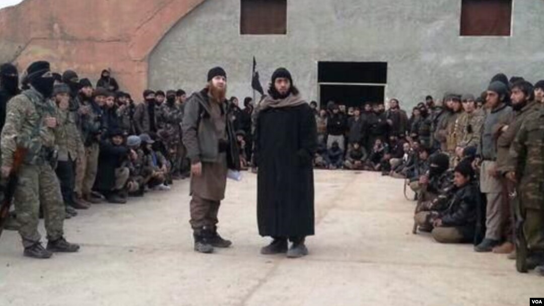 Tarkhan Batirashvili, al centro (izquierda) visita a combatientes del Estado islámico en Siria. [Foto: Zaza Tsuladze, VOA].