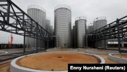 Tangki penyimpanan minyak sawit terlihat di pabrik penyulingan berbasis minyak sawit milik Sinar Mas Agro Resources and Technology (SMART) di Marunda, Jawa Barat 30 Maret 2011. (Foto: REUTERS/Enny Nuraheni)