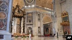 Le pape François Prononçant sa bénédiction lors de la messe du dimanche de Pâques à la basilique Saint-Pierre vide à cause du confinement, Vatican, 12 avril 2020. (Andreas Solaro/Pool Photo via AP)