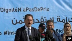 Le commissaire général de l'UNRWA, Pierre Kraehenbuehl, à gauche, donne une conférence de presse pour lancer une campagne mondiale de soutien à l'UNRWA, à l'école préparatoire de filles de l'UNRWA à Rimal dans la ville de Gaza, le 22 janvier 2018.