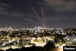 Sistem antirudal Iron Dome Israel mencegat roket setelah Iran melancarkan tembaka salvo rudal balistik, seperti yang terlihat dari Ashkelon, Israel, 1 Oktober 2024. (Amir Cohen/REUTERS)