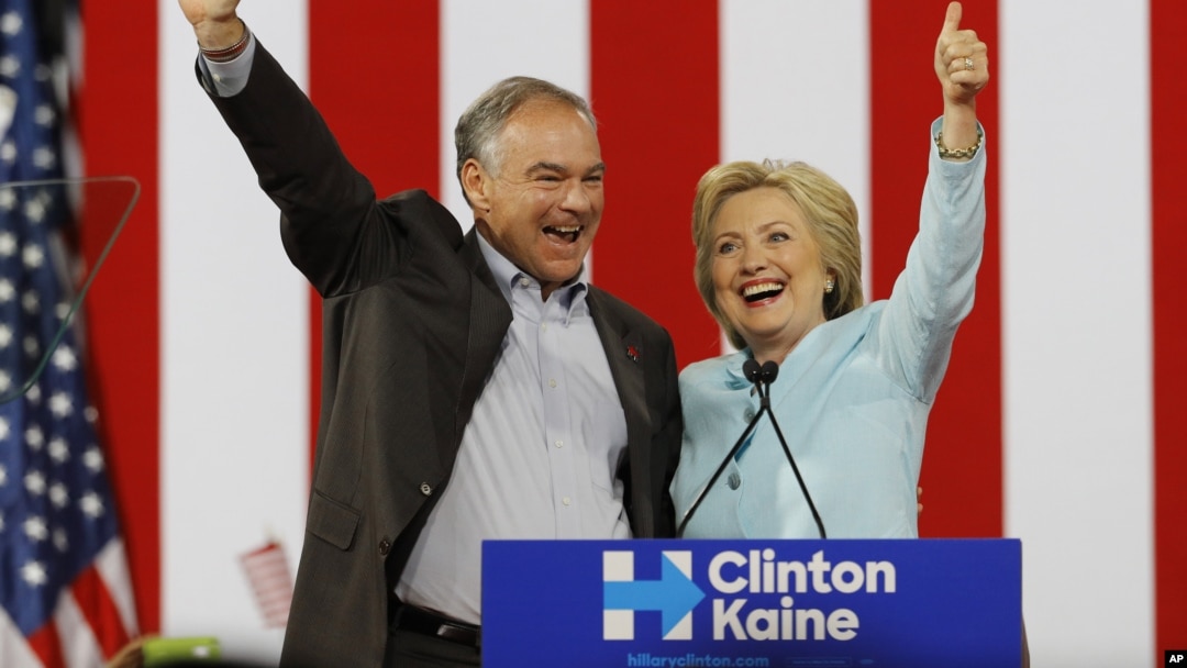 Senator Tim Kaine, Cawapres Partai Demokrat bersama Capres Hillary Clinton saat berkampanye bersama di Miami, Florida, 23 Juli lalu. 