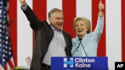 Senator Tim Kaine, Cawapres Partai Demokrat bersama Capres Hillary Clinton saat berkampanye bersama di Miami, Florida, 23 Juli lalu. 