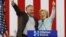 Senator Tim Kaine, Cawapres Partai Demokrat bersama Capres Hillary Clinton saat berkampanye bersama di Miami, Florida, 23 Juli lalu. 