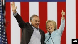 La aspirante a la presidencia de EE.UU. Hillary Clinton y su compañero de fórmula a la vicepresidencia, Tim Kaine, se presentaron juntos en Miami, el 23 de julio de 2016.