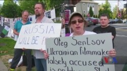 Акцією протесту під російським посольством відзначили День Росії активісти у Вашингтоні. Відео
