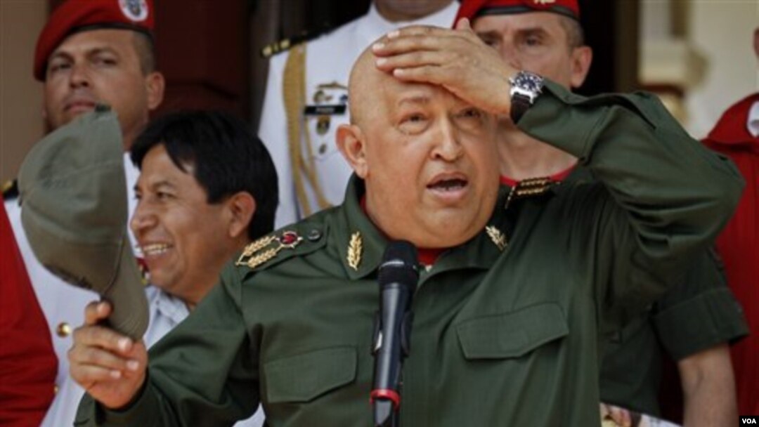 Presiden Venezuela Hugo Chavez saat menyambut Presiden Bolivia Evo Morales di Caracas, Venezuela (17/9).
