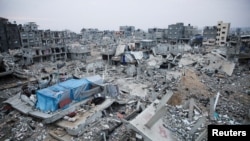 Houses destroyed in previous Israeli strikes lie in ruin, ahead of a ceasefire set to take effect on Sunday, in Khan Younis in the southern Gaza Strip January 16, 2025. 