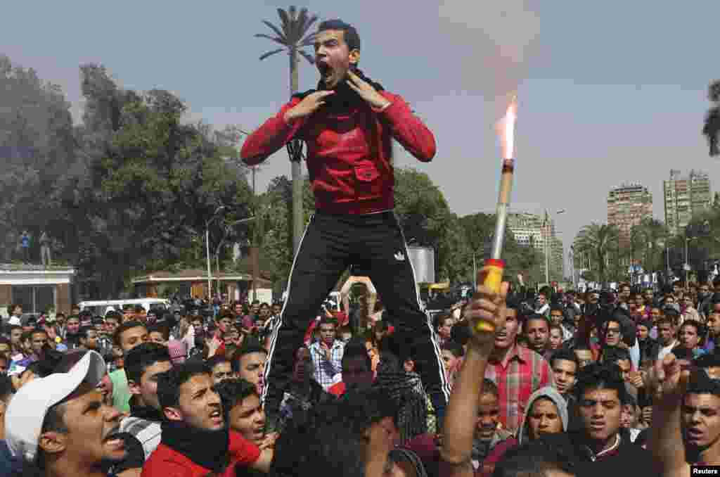 Para mahasiswa/i yang mendukung Ikhwanul Muslimin dan presiden terguling Mohamed Morsi berdemonstrasi di luar Cairo University (26/3).