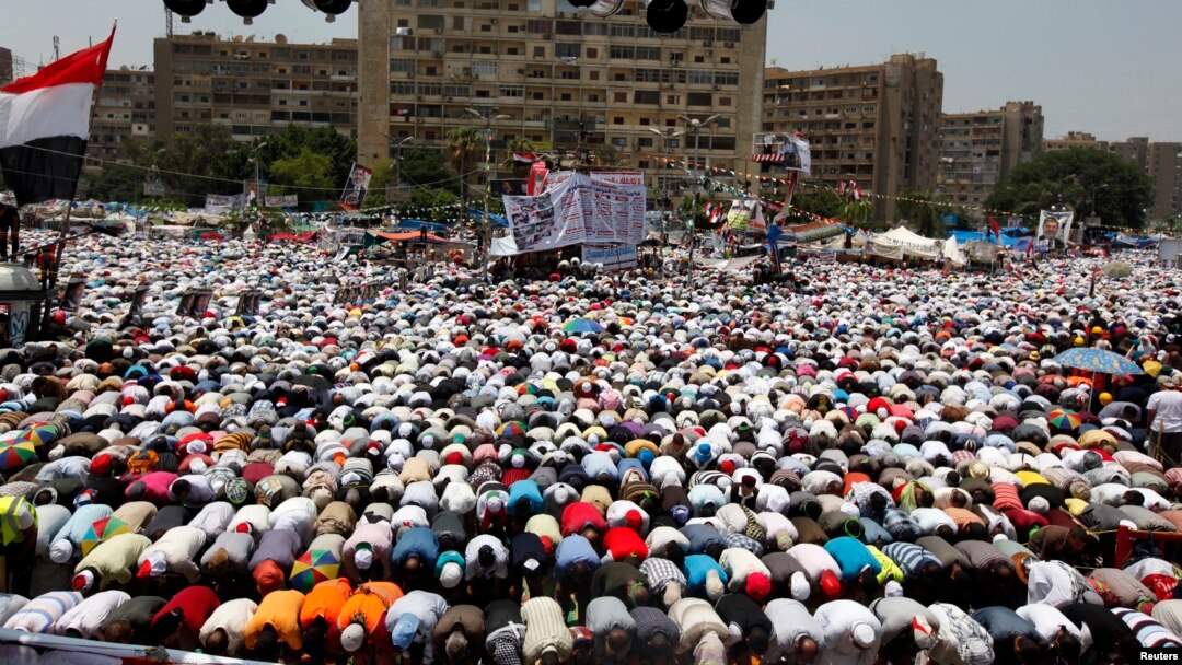 Para demonstran pendukung Morsi, mantan Presiden Mesir yang digulingkan, melakukan sholat Jumat di Lapangan Rabaa Adawiya (19/7)