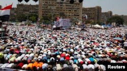 Para demonstran pendukung Morsi, mantan Presiden Mesir yang digulingkan, melakukan sholat Jumat di Lapangan Rabaa Adawiya (19/7)