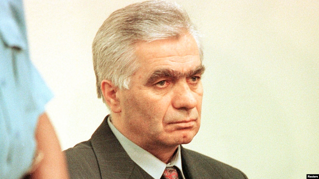 Momcilo Krajisnik, tangan kanan pemimpin perang Serbia-Bosnia tahun 1992-1995, Radovan Karadzic, saat tampil pertama kalinya di hadapan Mahkamah Kejahatan Internasional, Den Haag, April 2000 (Foto: dok).