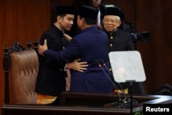 Presiden Prabowo Subianto dan Wakil Presiden Gibran Rakabuming Raka usai dilantik di Gedung DPR Jakarta, 20 Oktober 2024. (Foto: Ajeng Dinar Ulfiana/Reuters)