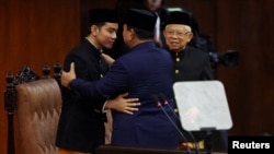 Presiden Prabowo Subianto dan Wakil Presiden Gibran Rakabuming Raka bersalaman usai pelantikan di gedung DPR/MPR, Minggu 20 Oktober 2024. (Foto: Ajeng Dinar Ulfiana/Reuters)