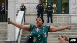 Emerald Snipes, fille d'Eric Garner, s'adresse à la presse à l’extérieur d'un tribunal de New York, le 16 juillet 2019.