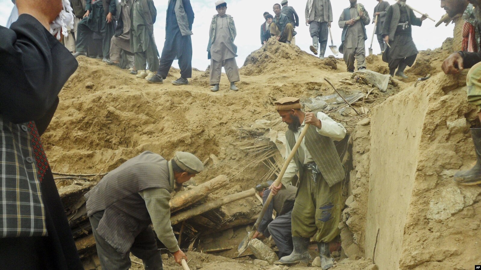 Cư dân tìm kiếm người sống sót sau vụ lở đất ở làng Abi-Barik, tỉnh Badakhshan, miền đông bắc Afghanistan, 3/5/2014
