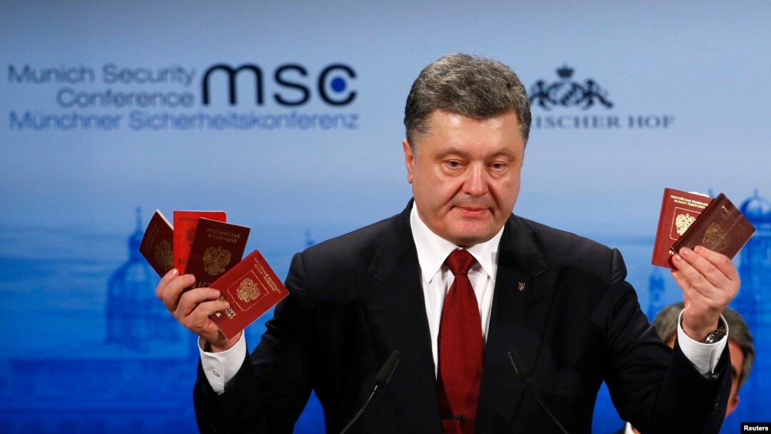 Presiden Ukraina Petro Poroshenko memegang paspor Rusia untuk membuktikan kehadiran pasukan Rusia di Ukraina ketika berbicara dalam Konferensi Keamanan Munich ke-51di Hotel 'Bayerischer Hof' di Munich 7 Februari 2015. (REUTERS/Michael Dalder)