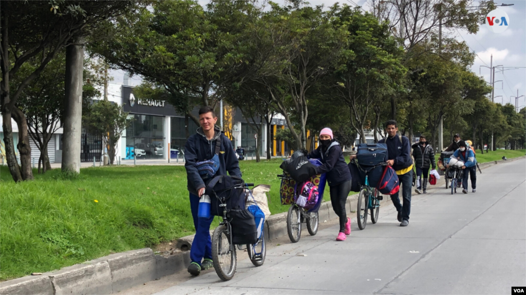 Otros han decidido caminar de regreso a Venezuela, como Omar, que junto a su familia y amigos, esperan llegar a la frontera, caminando o como la situación se les vaya presentando en el camino.&nbsp;[Foto:&nbsp;Karen Sánchez]