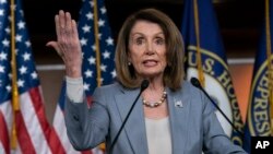 Ketua Dewan Perwakilan Rakyat AS, Nancy Pelosi berbicara kepada media Kamis (9/5).