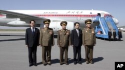 朝鲜人民军参谋长李永吉（左二）与其他朝鲜高官在平壤机场 （2013年5月22日）