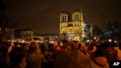 Người dân tập trung bên ngoài Nhà thờ Đức Bà Paris vào ngày thứ Bảy, ngày 7 tháng 12 năm 2024, tại Paris, Pháp để tham dự lễ mở cửa chính thức lần đầu tiên kể từ sau một trận hỏa hoạn kinh hoàng khiến nhà thờ gần như sụp đổ vào năm 2019.