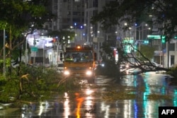 颱風“山陀兒”週四猛烈襲擊台灣南部高雄市後，高雄市民開始清理街道。 （2024年10月3日）