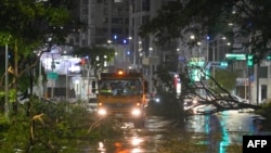 Los camiones se preparan para limpiar las calles de árboles caídos después de que el tifón Krathon aterrizó en Kaohsiung el 3 de octubre de 2024. AFP