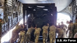 지난 15일, 캘리포니아주 마치 공군예비기지에서 제452 군수대대 항공화물지원반에 소속된 미 공군 장병들이 차세대 핵 원자로를 C-17 글로브마스터 III 수송기에 적재하는 작업을 지원하고 있다.
